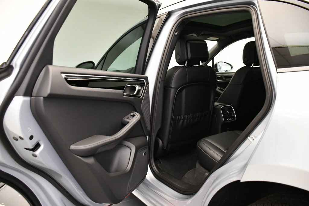 Certified 2026 Porsche Macan Turbo AWD/4WD image 45