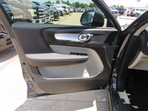 Used 2021 Volvo XC40 T4 Momentum FWD image 25