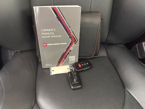 Used 2023 Toyota Highlander Limited AWD/4WD image 25
