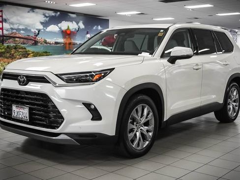 Used 2024 Toyota Grand Highlander AWD image 3