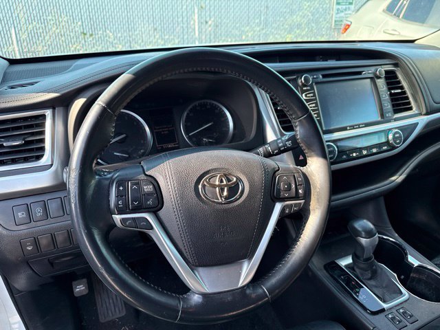 Used 2017 Toyota Highlander SE FWD image 7