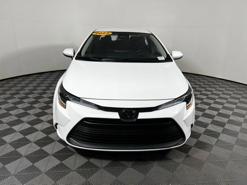 Used 2025 Toyota Corolla LE image 2