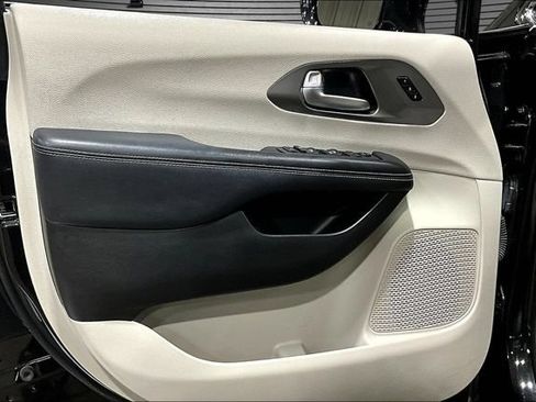 Used 2021 Chrysler Pacifica Touring-L FWD image 19