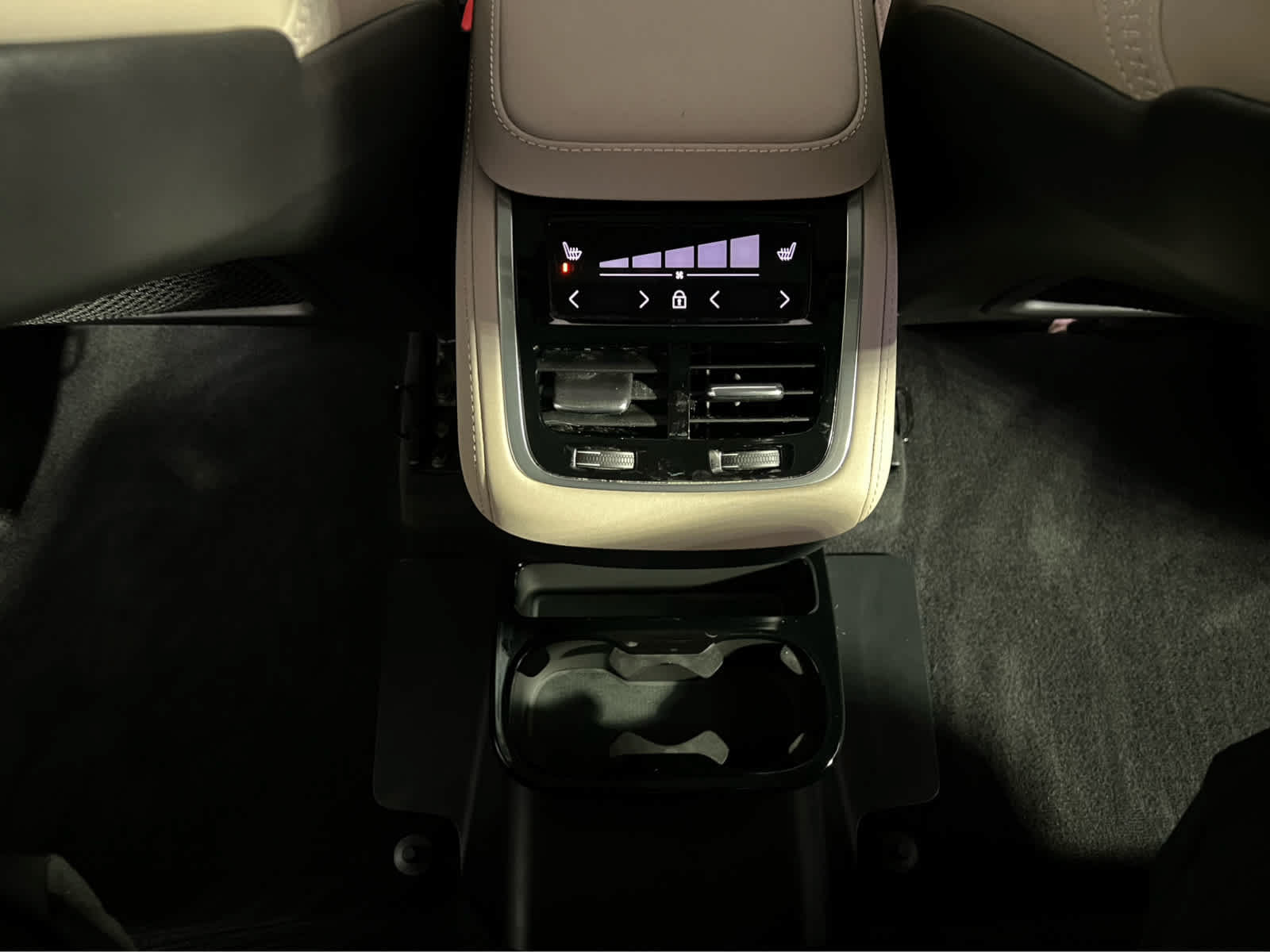 Used 2025 Volvo XC90 B5 Plus w/ Protection Package Premier AWD/4WD image 11
