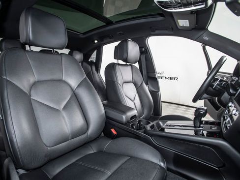 Used 2023 Porsche Macan AWD/4WD image 16