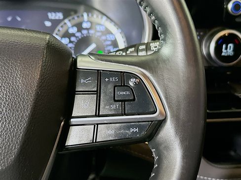 Used 2021 Toyota Highlander XLE image 17