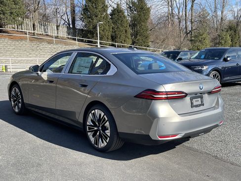 New 2026 BMW i5 eDrive40 w/ Premium Package image 5