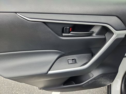 Used 2021 Toyota RAV4 LE AWD/4WD image 27