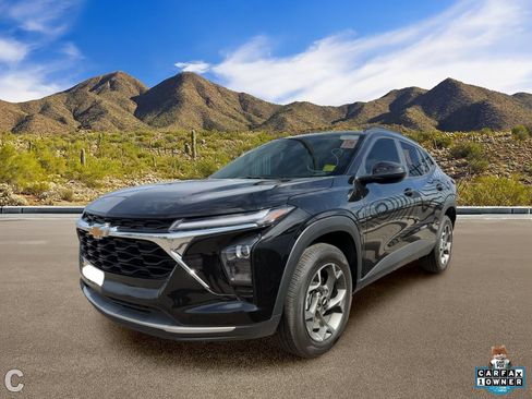 Used 2025 Chevrolet Trax LT FWD image 2