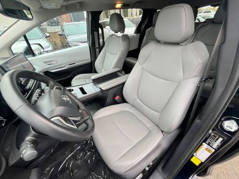 Used 2025 Toyota Sienna XLE image 38