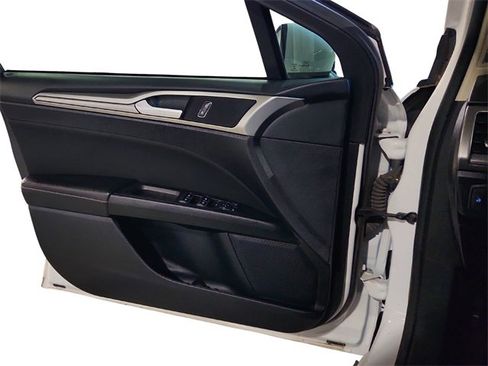 Used 2018 Ford Fusion SE w/ Fusion SE Technology Package image 16