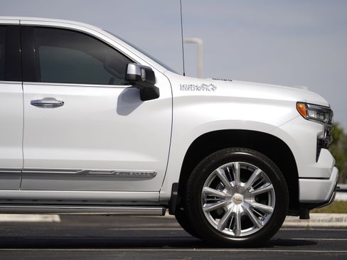 New 2026 Chevrolet Silverado 1500 High Country w/ High Country Premium Package AWD/4WD image 6