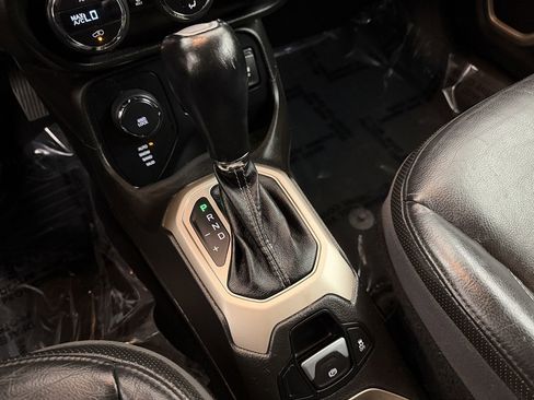 Used 2017 Jeep Renegade Limited image 22
