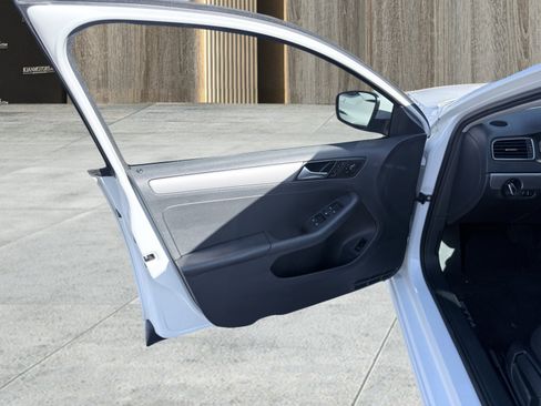 Used 2017 Volkswagen Jetta SE image 23