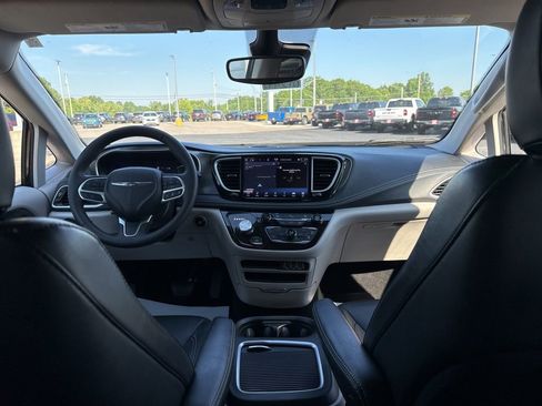 Used 2024 Chrysler Pacifica Limited FWD image 17