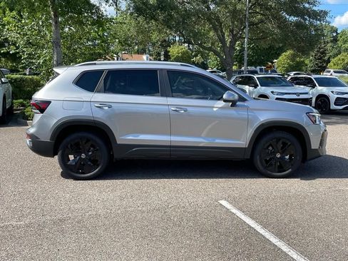 New 2026 Volkswagen Taos SE FWD image 2
