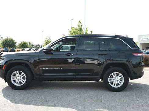 Used 2023 Jeep Grand Cherokee Laredo RWD image 9