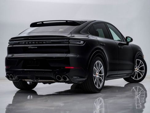 Certified 2025 Porsche Cayenne Coupe image 11
