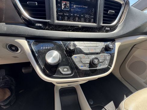 Used 2019 Chrysler Pacifica Touring-L FWD image 28