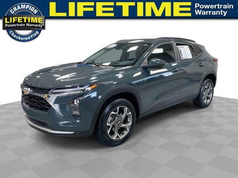 Used 2025 Chevrolet Trax LT FWD image 1