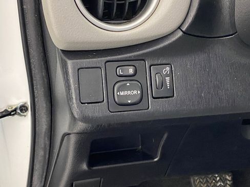 Used 2012 Toyota Yaris L image 18