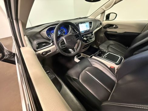 Used 2024 Chrysler Pacifica Touring-L image 2