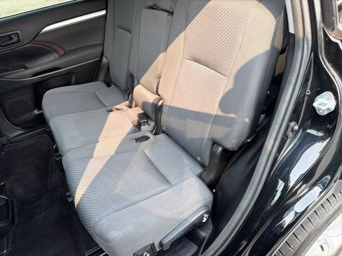 Used 2016 Toyota Highlander LE FWD image 19