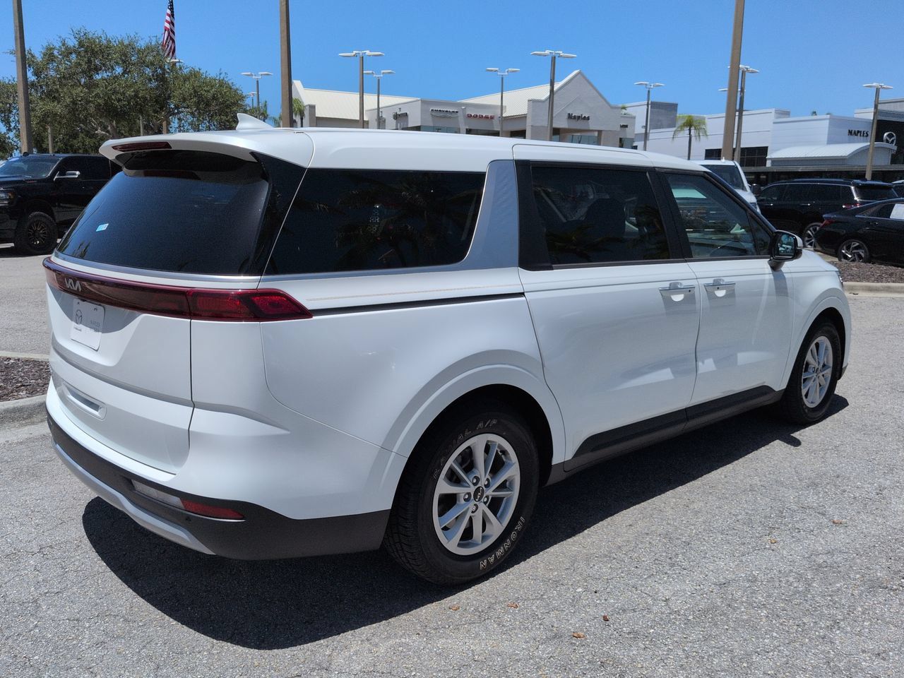Used 2023 Kia Carnival LX FWD image 5