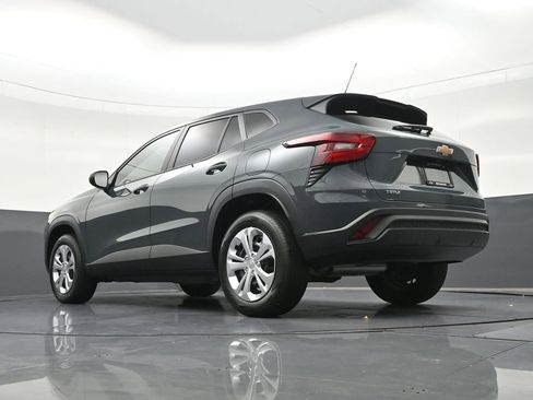 Used 2025 Chevrolet Trax LS FWD image 26