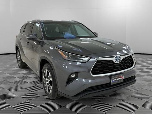 Used 2022 Toyota Highlander XLE AWD/4WD image 7