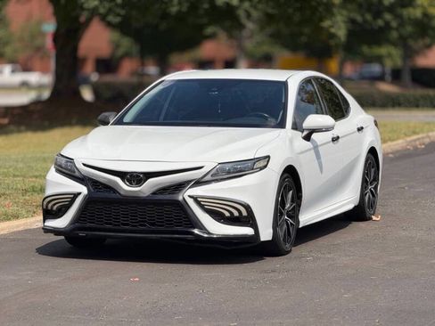 Used 2022 Toyota Camry SE w/ Convenience Package image 2