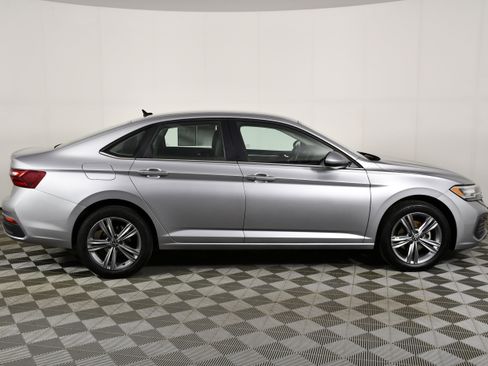 Used 2024 Volkswagen Jetta SE FWD image 5
