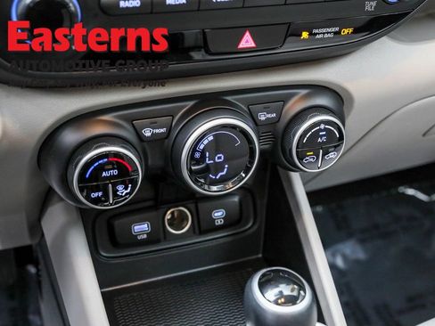 Used 2024 Hyundai Venue SEL image 21