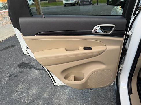 Used 2020 Jeep Grand Cherokee Limited image 16