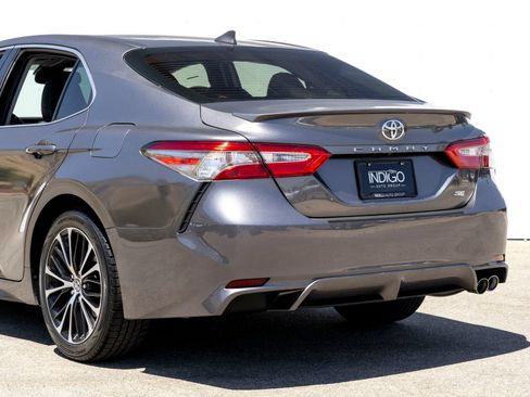 Used 2019 Toyota Camry SE w/ Convenience Package FWD image 5