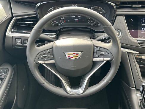 New 2025 Cadillac XT6 Luxury image 24