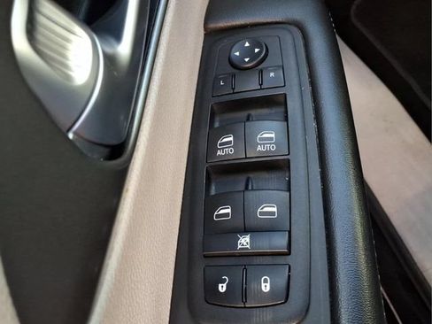 Used 2023 Chrysler Pacifica Touring-L FWD image 19