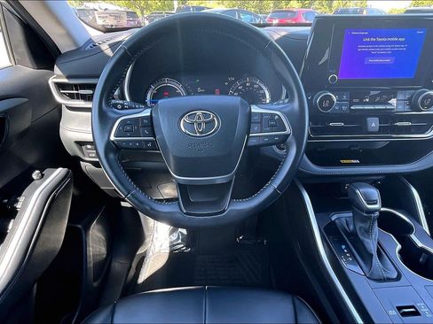 Used 2023 Toyota Highlander XLE AWD/4WD image 5
