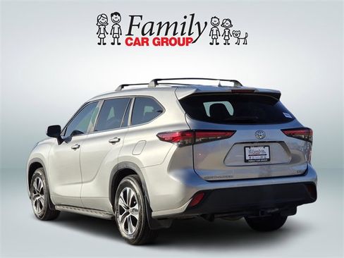 Used 2023 Toyota Highlander XLE image 3