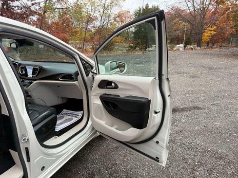 Used 2017 Chrysler Pacifica Touring-L Plus image 16