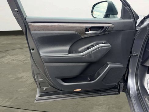 Used 2020 Toyota Highlander Platinum AWD/4WD image 16