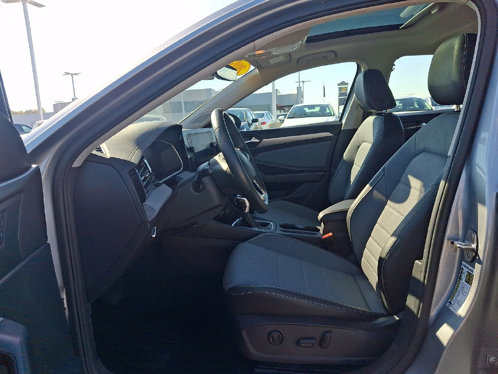 Used 2025 Volkswagen Jetta SE FWD image 13
