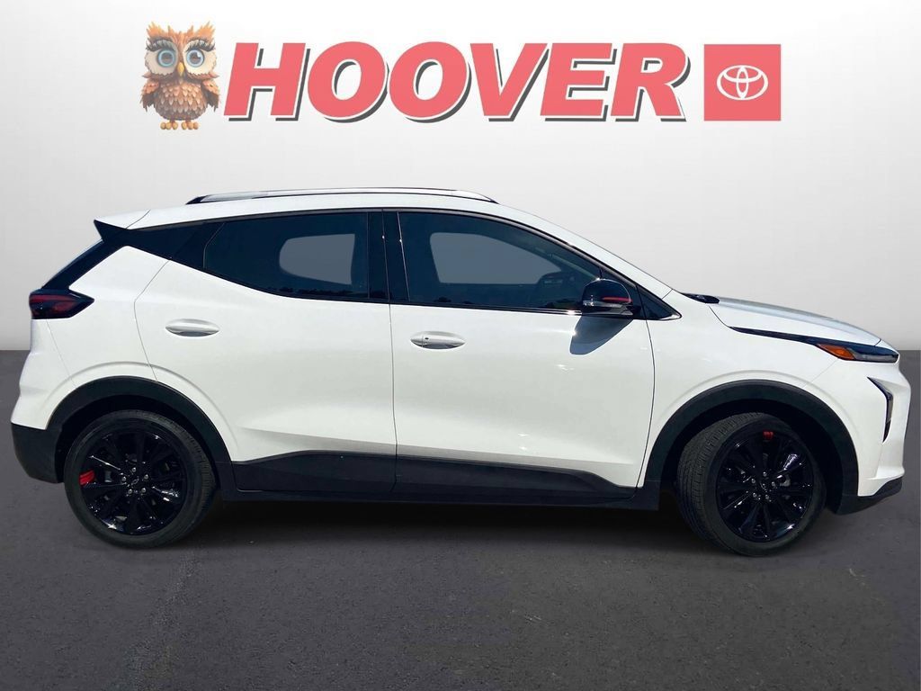 Used 2023 Chevrolet Bolt EUV LT w/ Comfort Package FWD image 2