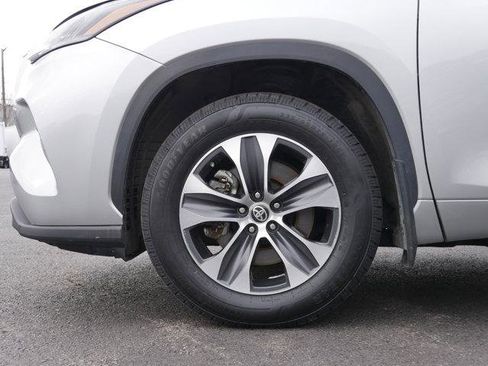 Used 2024 Toyota Highlander XLE image 12