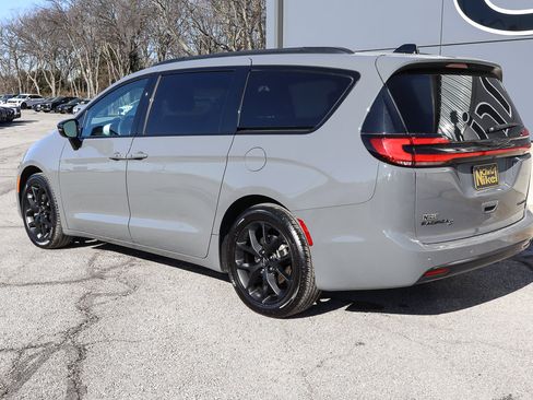 Used 2025 Chrysler Pacifica Limited image 6