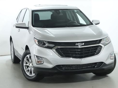 Used 2020 Chevrolet Equinox LT w/ Driver Convenience Package FWD image 2