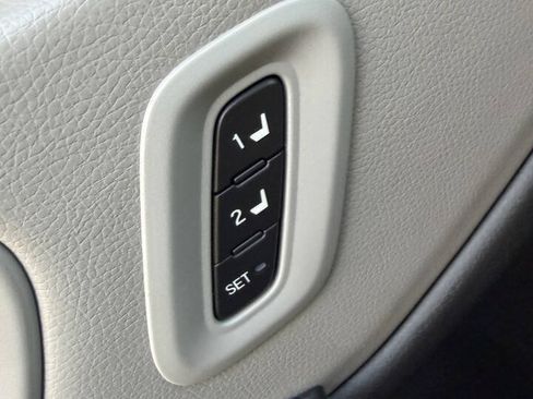 Used 2025 Honda Pilot EX-L image 17