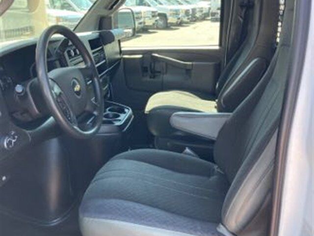 Used 2018 Chevrolet Express 2500 w/ Driver Convenience Package RWD image 7