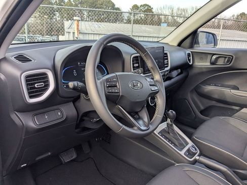 Used 2025 Hyundai Venue Limited image 12