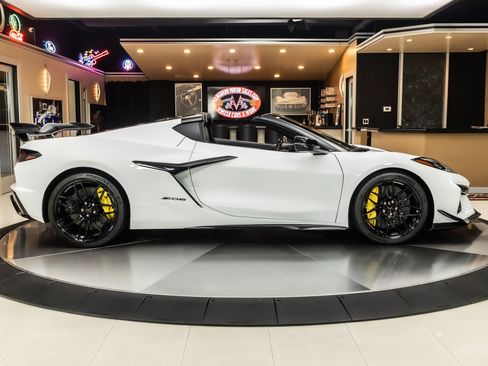 Used 2025 Chevrolet Corvette Z06 w/ Z07 Performance Package RWD image 2